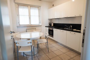 Private kitchen - Elegant three-bedroom apartment with pool (Padenghe Sul Garda)