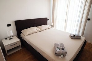 3 bedrooms, WiFi, bed sheets - Elegant three-bedroom apartment with pool (Padenghe Sul Garda)