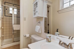 Douche, sèche-cheveux, serviettes fournies, savon