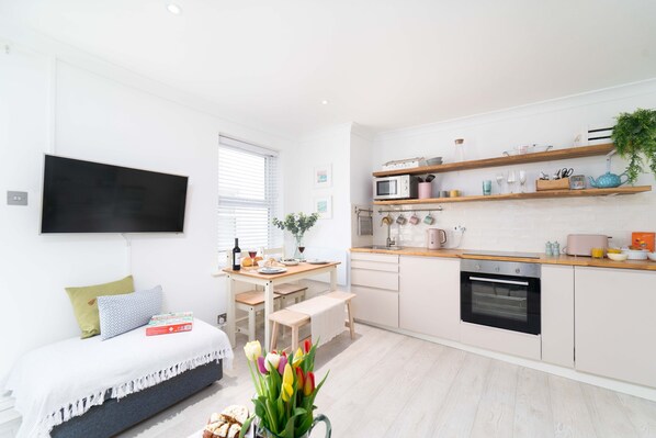 Fridge, microwave, oven, stovetop - Charming 2-bedroom apartment in beautiful St Ives,  minutes walk from the Beach (St Ives)