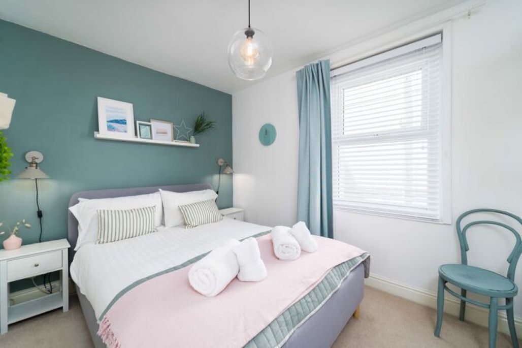 2 habitaciones, tabla de planchar con plancha, wifi y ropa de cama 