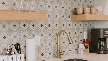 Réfrigérateur, micro-ondes, cafetière/bouilloire