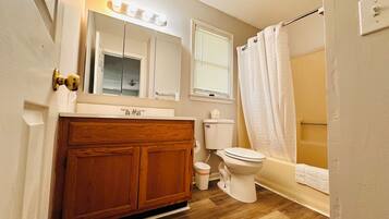 Sèche-cheveux, serviettes fournies, savon, papier toilette