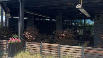 Un restaurante llamado SHUN con terraza al aire libre y un patio cubierto.