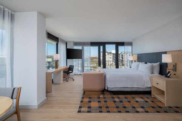 Brankas, meja kerja, ruang kerja ramah laptop, dan tirai kedap cahaya