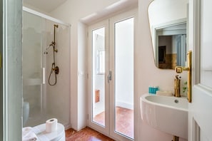 Shower, hair dryer, bidet, towels