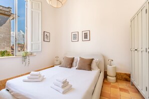 2 bedrooms, iron/ironing board, WiFi