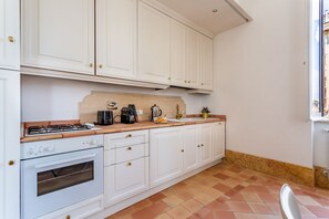 Kjøleskap, ovn, kokeplater og kaffetrakter/tekoker