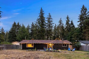 Exterior - Hemlock Hideaway a Happy Cottage in the Trees (Port Angeles)