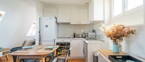 Kühlschrank, Mikrowelle, Ofen, Wasserkocher mit Kaffee-/Teezubehör