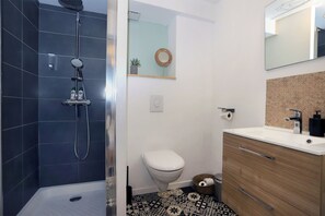 Douche, sèche-cheveux, serviettes fournies, savon