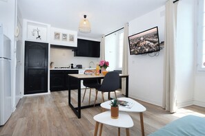 Coffee/tea maker, fridge, microwave, oven