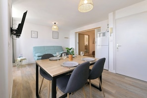 Dining - La Casa - Wifi - 500m centre-ville (Laval)