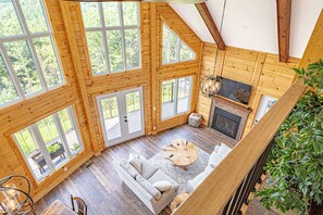 Smart TV, fireplace, books, stereo