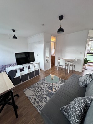 Smart TV - Colourful & Comfy Studio Flat. Quiet place close to Battersea Park!
(London)