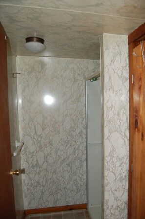 Savon, shampooing, papier de toilette