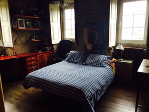 6 quartos, ferros/tábuas de passar roupa, Wi-Fi, roupa de cama