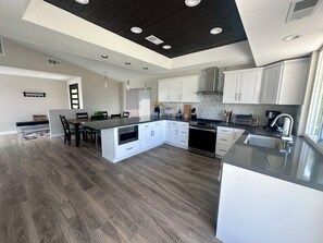 Geladeira, micro-ondas, fogão, cooktop