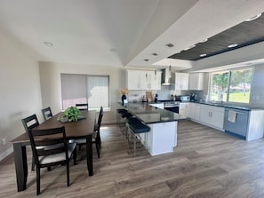 Geladeira, micro-ondas, fogão, cooktop