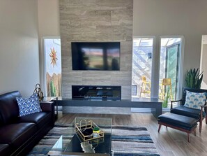 Smart TV, lareira, livros