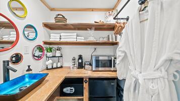 Refrigerador, microondas, cafetera y tetera y utensilios de cocina