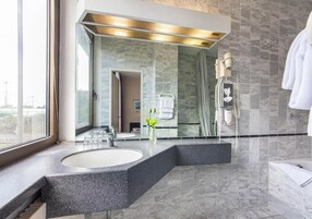 Toallas, jabón, shampoo, papel higiénico