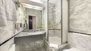 Toallas, jabón, shampoo, papel de baño 