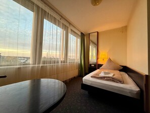 مكتب ومساحة عمل للكمبيوتر المحمول وواي فاي مجانًا وملاءات أسرّة