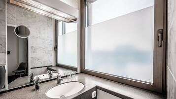 Handtücher, Seife, Shampoo, Toilettenpapier