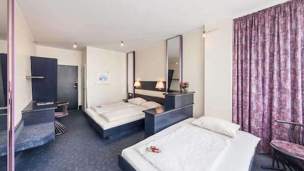 مكتب ومساحة عمل للكمبيوتر المحمول وواي فاي مجانًا وملاءات أسرّة