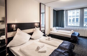 Family Room | Desk, laptop workspace, free WiFi, bed sheets - Hotel Mirage Düsseldorf-Neuss (Neuss)