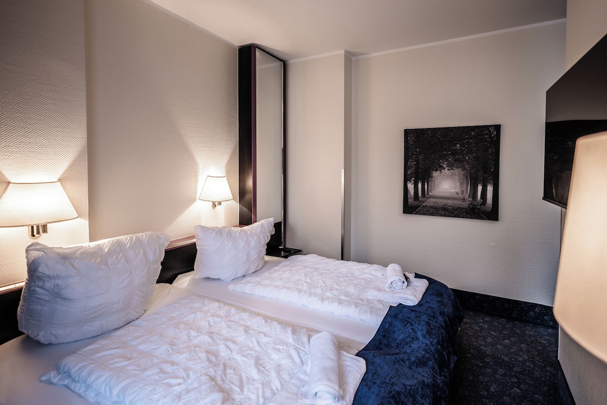Habitación Confort con 2 camas individuales | Escritorio, espacio para trabajar con laptop y wifi gratis 