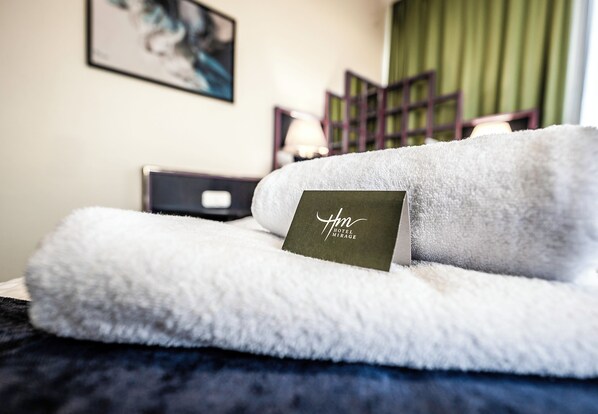 Desk, laptop workspace, free WiFi, bed sheets - Hotel Mirage Düsseldorf-Neuss (Neuss)