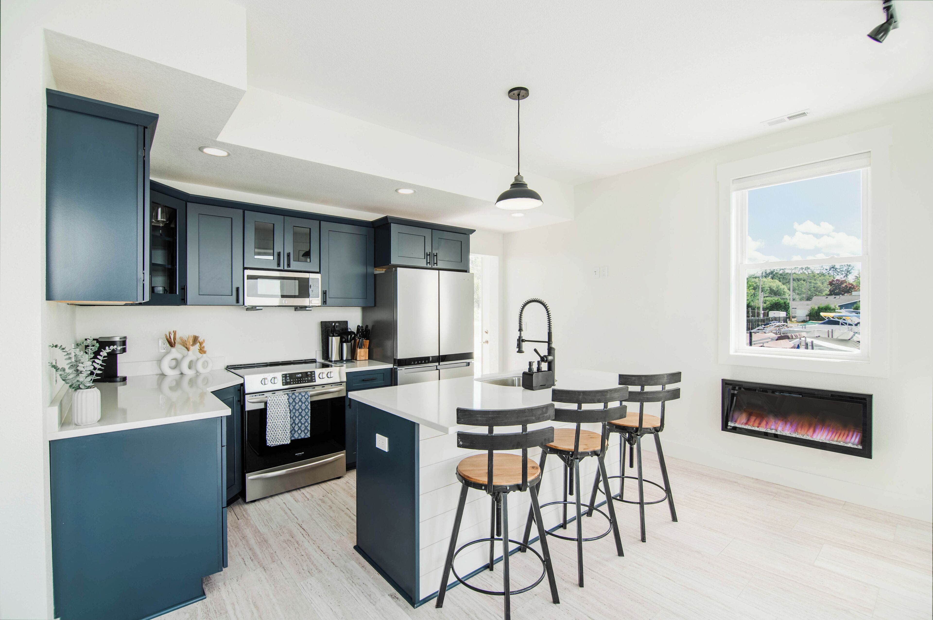 Kjøleskap, mikrobølgeovn, ovn og kokeplater