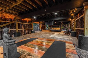 Living area - BIA Treehouse Fredericksburg (Fredericksburg)