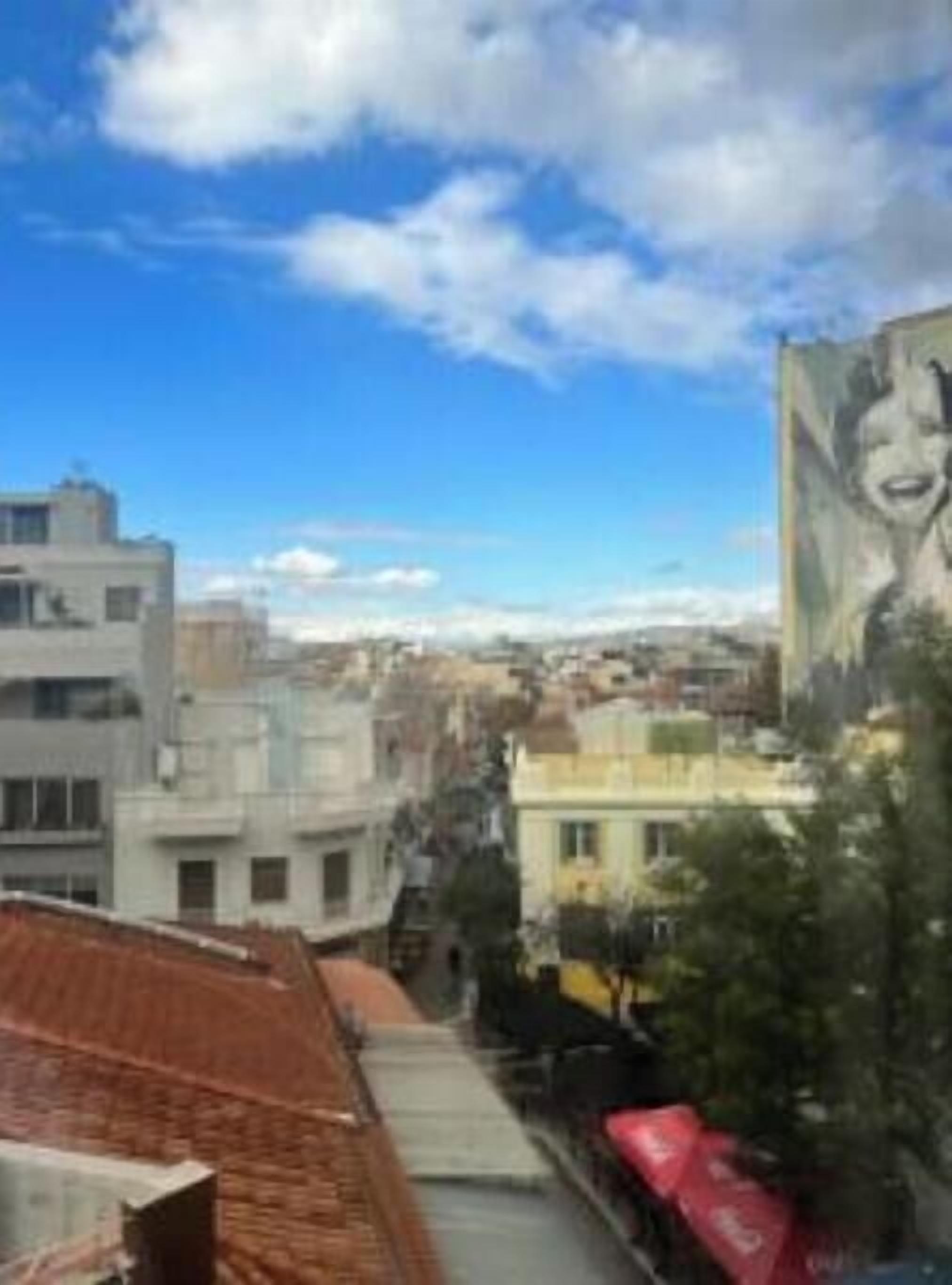Un paisaje urbano con un mural destacado en un edificio.