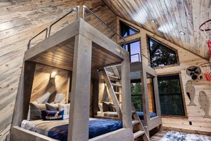 8 bedrooms, free WiFi, bed sheets - Indoor Swim Pool, Movie Theater, Big Game Room, Play-Set, SBM (Broken Bow)