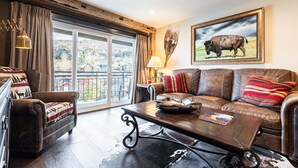 Un salon avec un canapé, un fauteuil et une table basse.