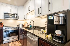 Frigorífico, microondas, horno y placa de cocina