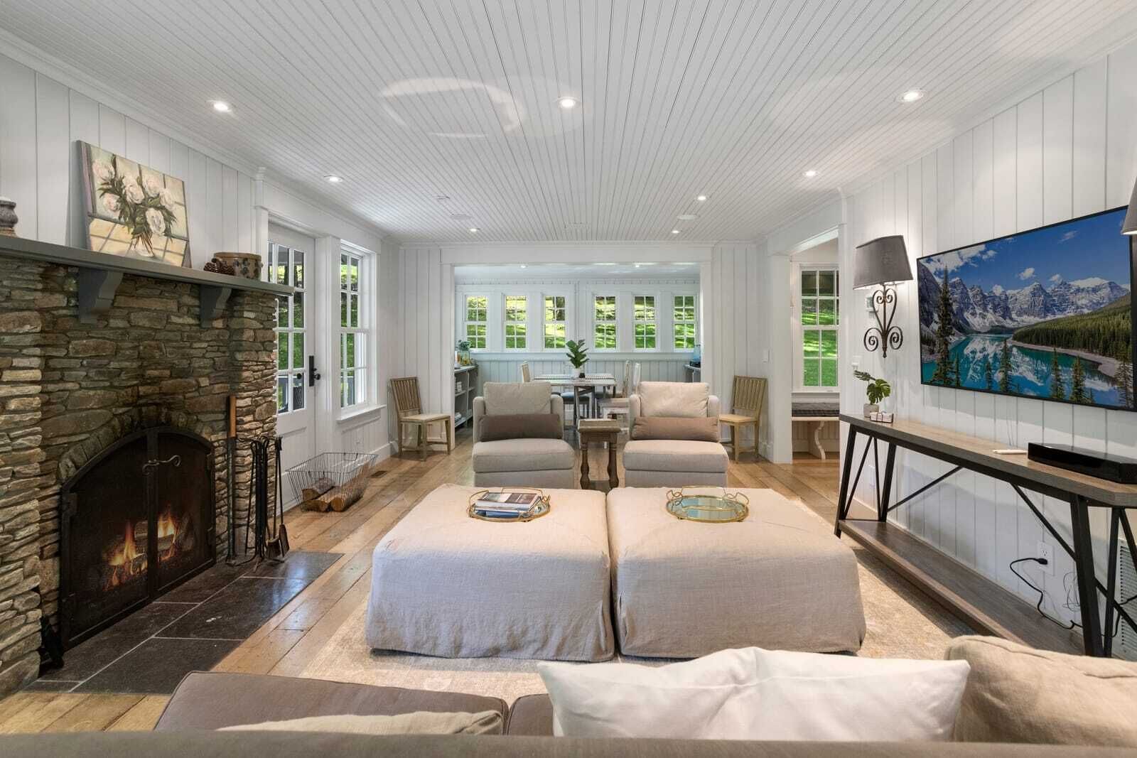 TV connectée, cheminée, écrans d'ordinateur, imprimantes