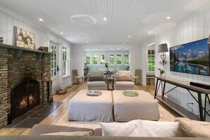 TV connectée, cheminée, écrans d'ordinateur, imprimantes