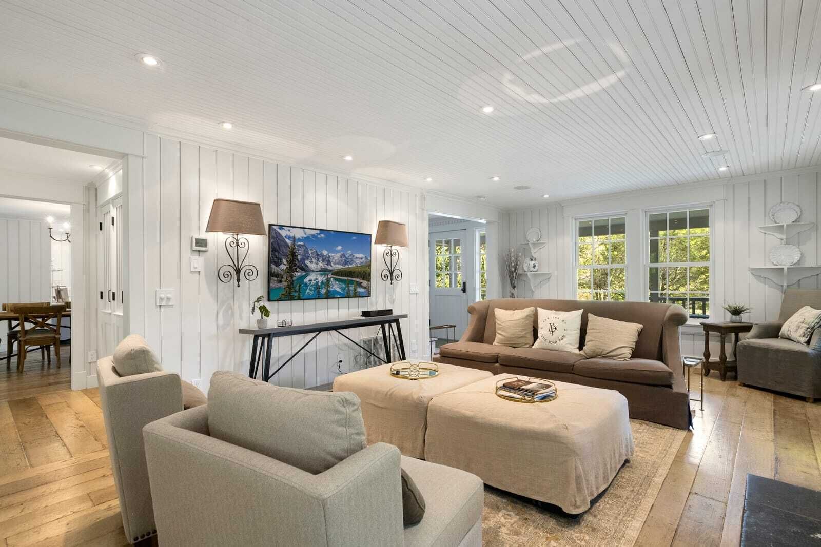 Smart TV, fireplace, computer monitors, printers