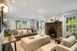 Una Smart TV, una chimenea, una pantalla de ordenador, una impresora