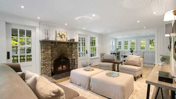 TV connectée, cheminée, écrans d'ordinateur, imprimantes