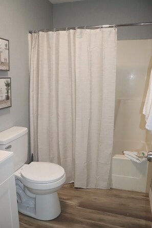 Hair dryer, towels, soap, shampoo - Traveler’s Oasis (Eagle Pass)