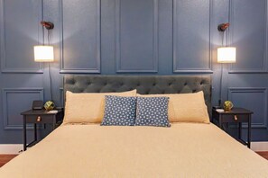 5 slaapkamers, een bureau, een strijkplank/strijkijzer, reisbedje