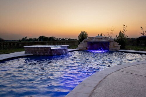 SPA • 5 TVs • 2 LR • Arcade • 5 Acres