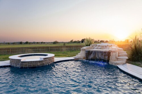 5BR Retreat • Hot Tub • Game Room • Pet Friendly