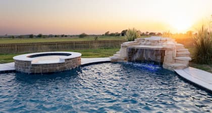 5BR Retreat • Hot Tub • Game Room • Pet Friendly