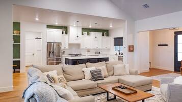 Smart TV, fireplace, stereo, offices